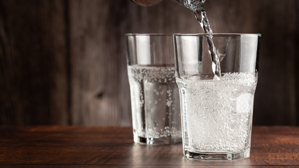 Газированная вода в стакане на столе