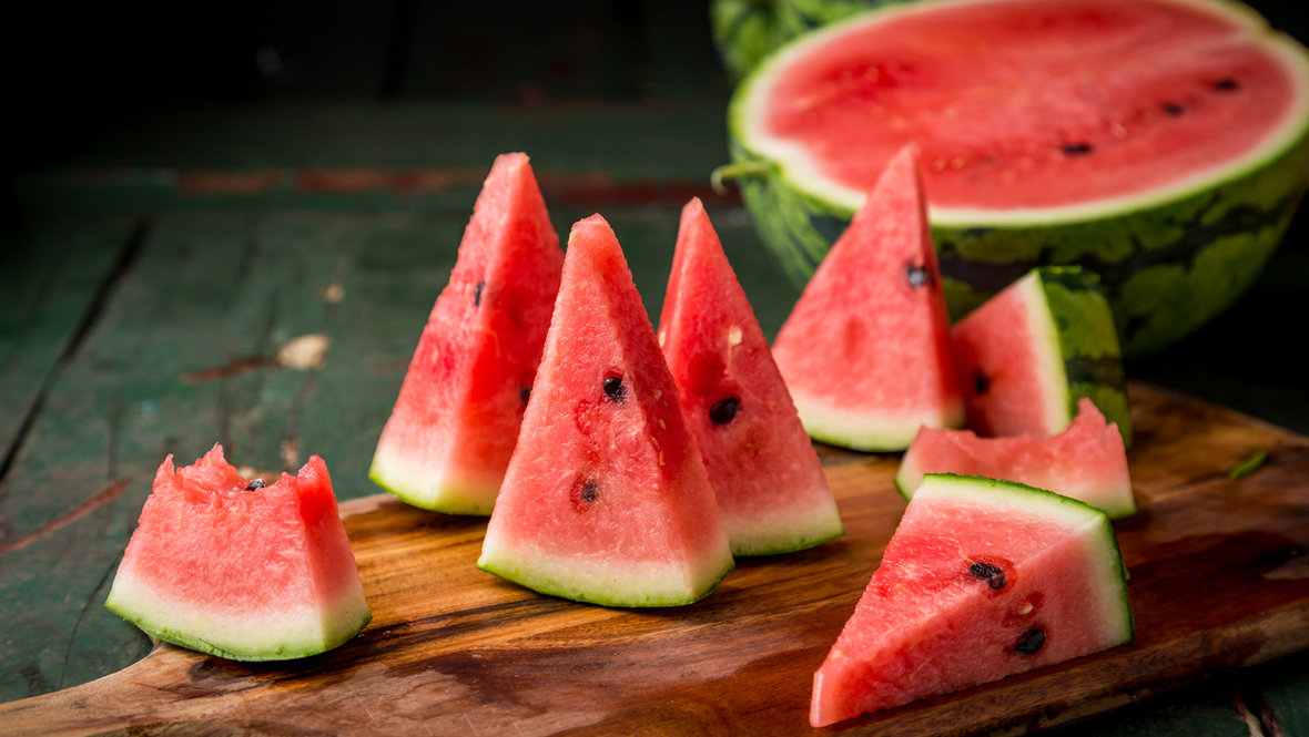 Арбуз на столе