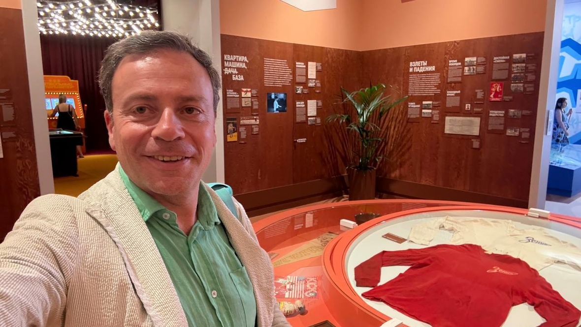 Игорь Рабинер на выставке, посвященной празднованию столетия «Зенита».