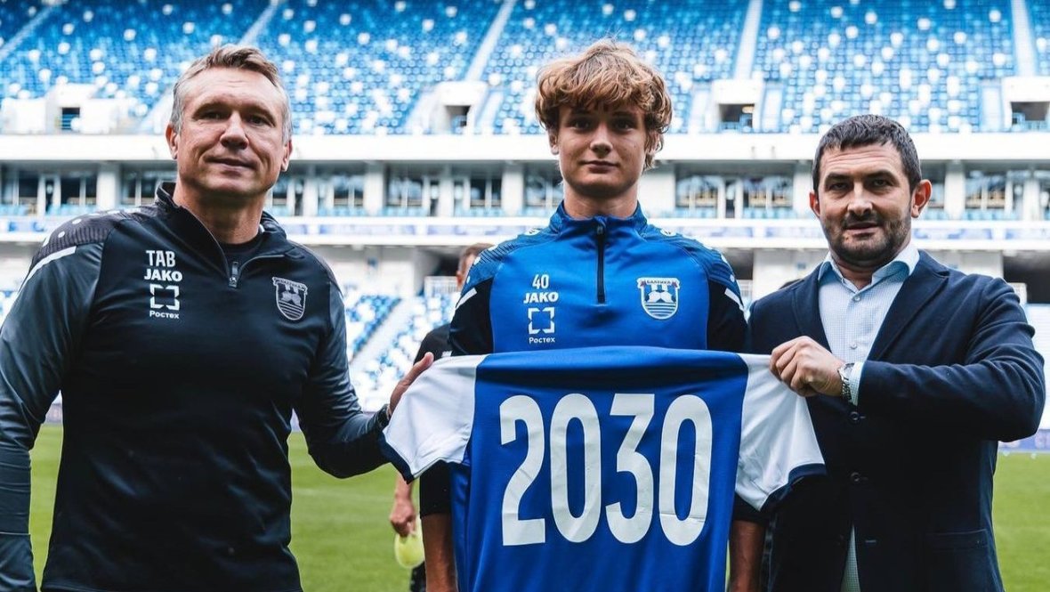 Дмитрий Никитин (в центре).