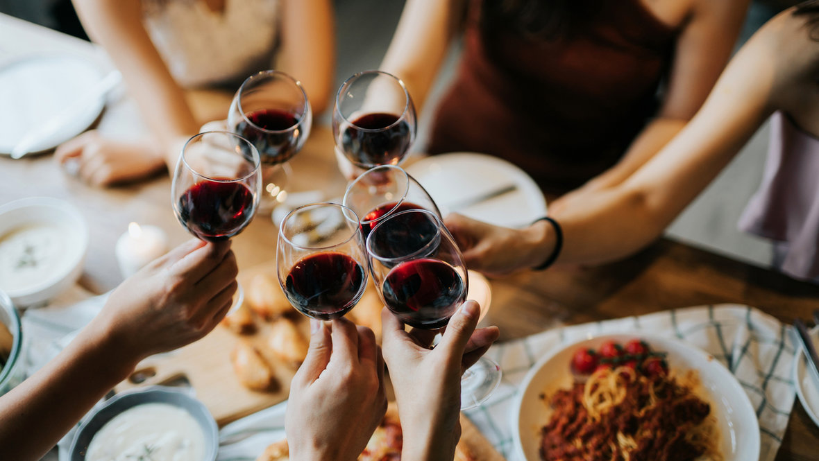 Как алкоголь влияет на выработку коллагена. Девушки пьют вино