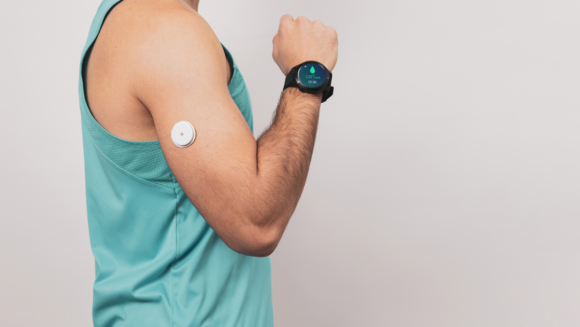 Спортсмен использует умные часы с приложением для измерения уровня глюкозы
