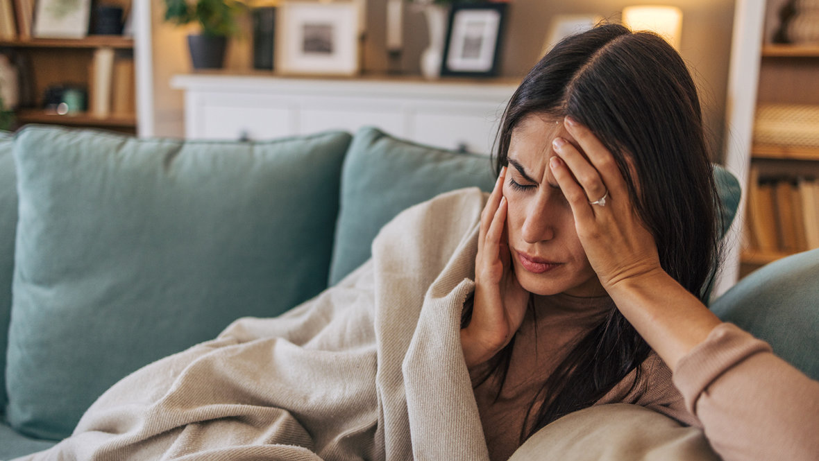 У девушки болит голова