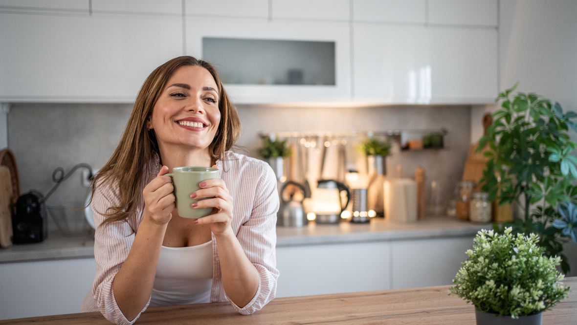 Женщина пьет утренний кофе