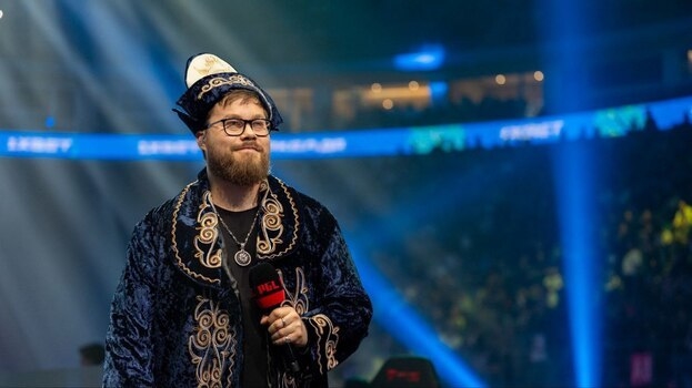 Джеймс Бэнкc.