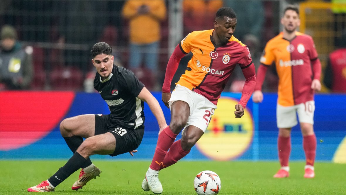 Карлос Куэста (справа).