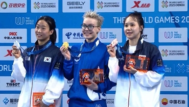 Диана Слисева (в центре).