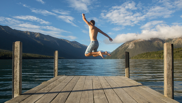 Мужчина прыгает