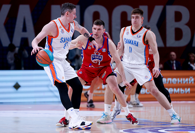 Баскетболист БК ЦСКА Иван Ухов и баскетболисты БК «Самара» Михаил Кулагин и Егор Амосов (справа).