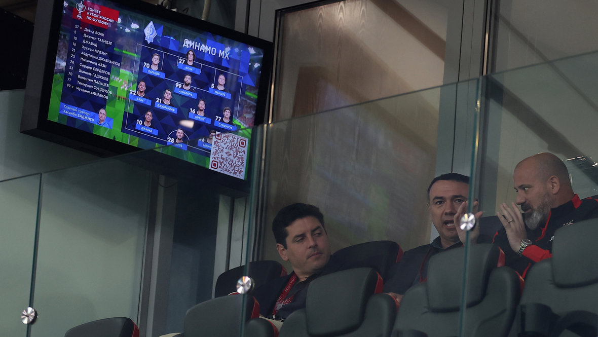 Деян Станкович (справа) наблюдает на игрой из вип-ложи.