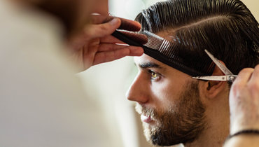 Парикмахер назвала пять модных стрижек для мужчин за 30 лет