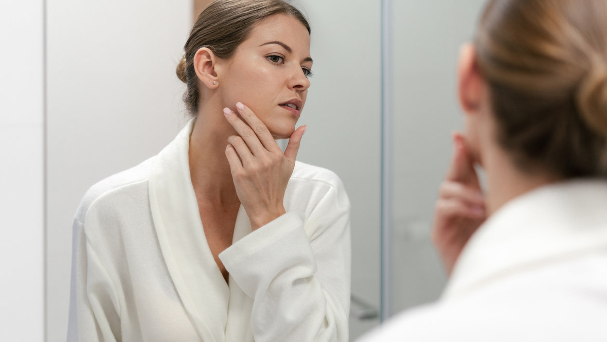 Девушка трогает лицо