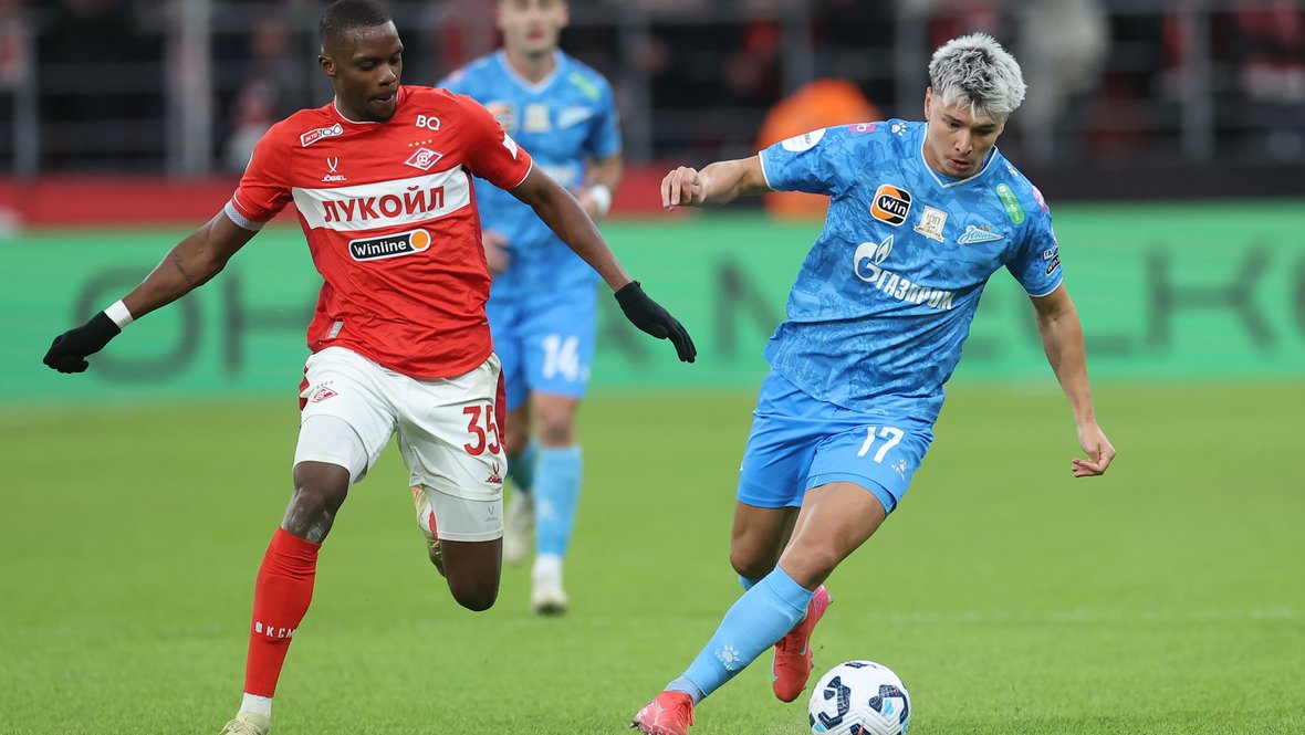 Полузащитник «Спартака» Кристофер Мартинс и полузащитник «Зенита» Андрей Мостовой.