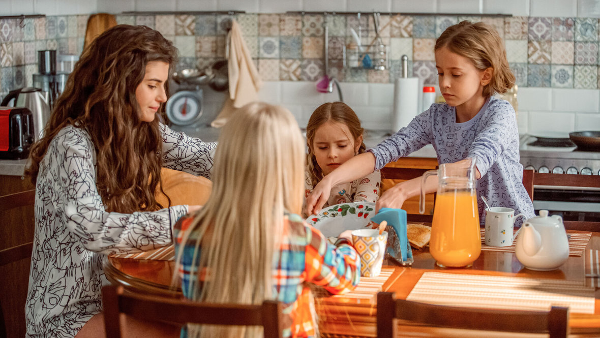 Кадр из сериала «Папины дочки. Новые», реж. Михаил Пипия, СТС, START