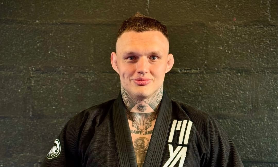 Іш киімдегі тіке еркектерді көрсететін порно Олар жыныс мүшесін сыртқа шығармай аузына сығады.