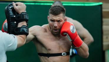 Как Дю Плесси тренируется к Чимаеву: не верит в бег для кардио, собрал четверых партнеров, чтобы скопировать его борьбу