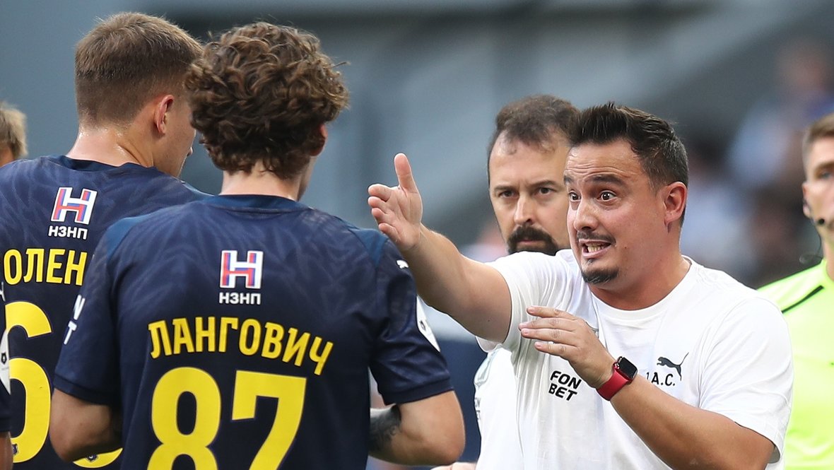 Главный тренер «Ростова» Джонатан Альба дает указания Андрею Ланговичу в матче против «Динамо» 26 июля.