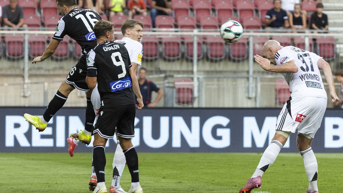 Нападающий ПАОК Федор Чалов (слева) и защитник «Вольфсберга» Николас Виммер.