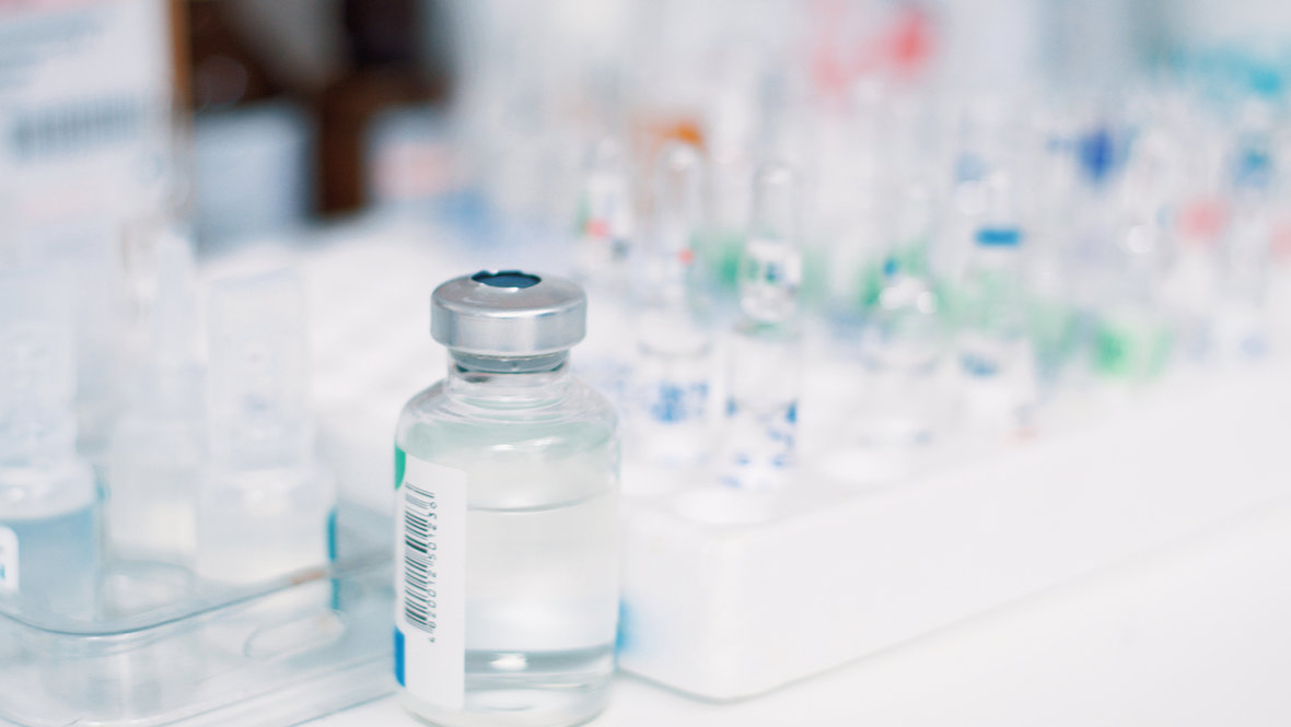 Вакцина на столе