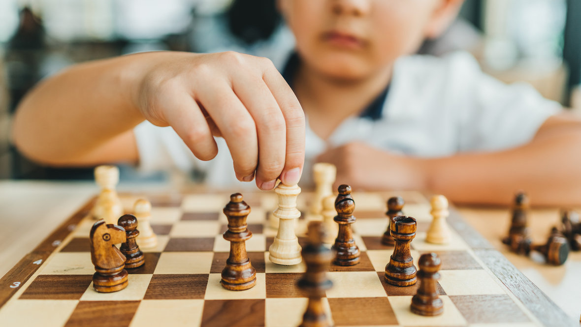 Ребенок играет в шахматы