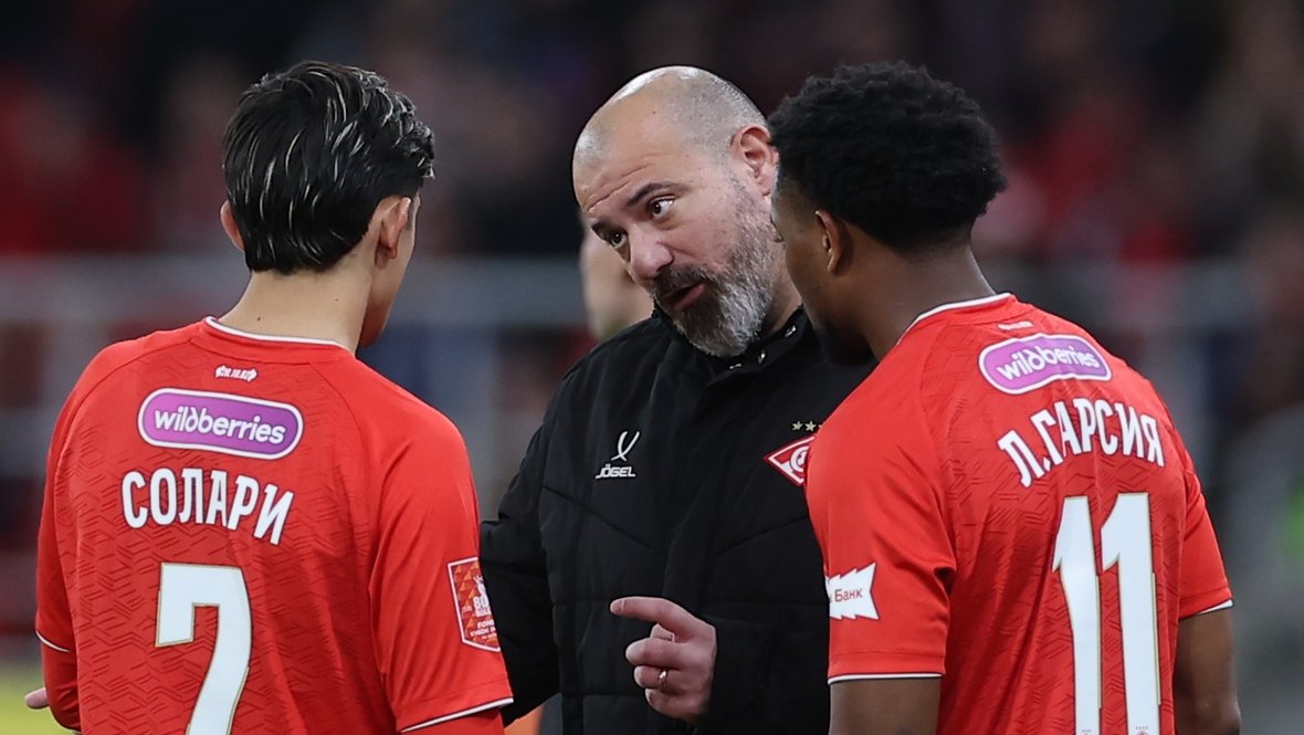 Пабло Солари, Деян Станкович и Ливай Гарсиа.