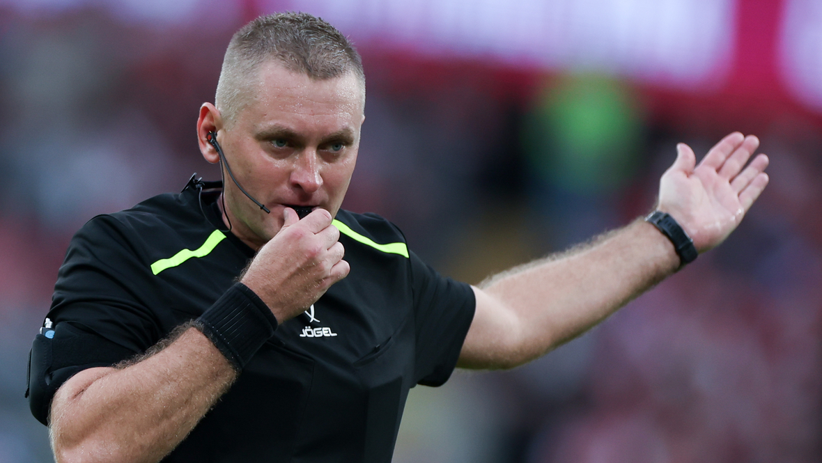 Судья Артем Чистяков.