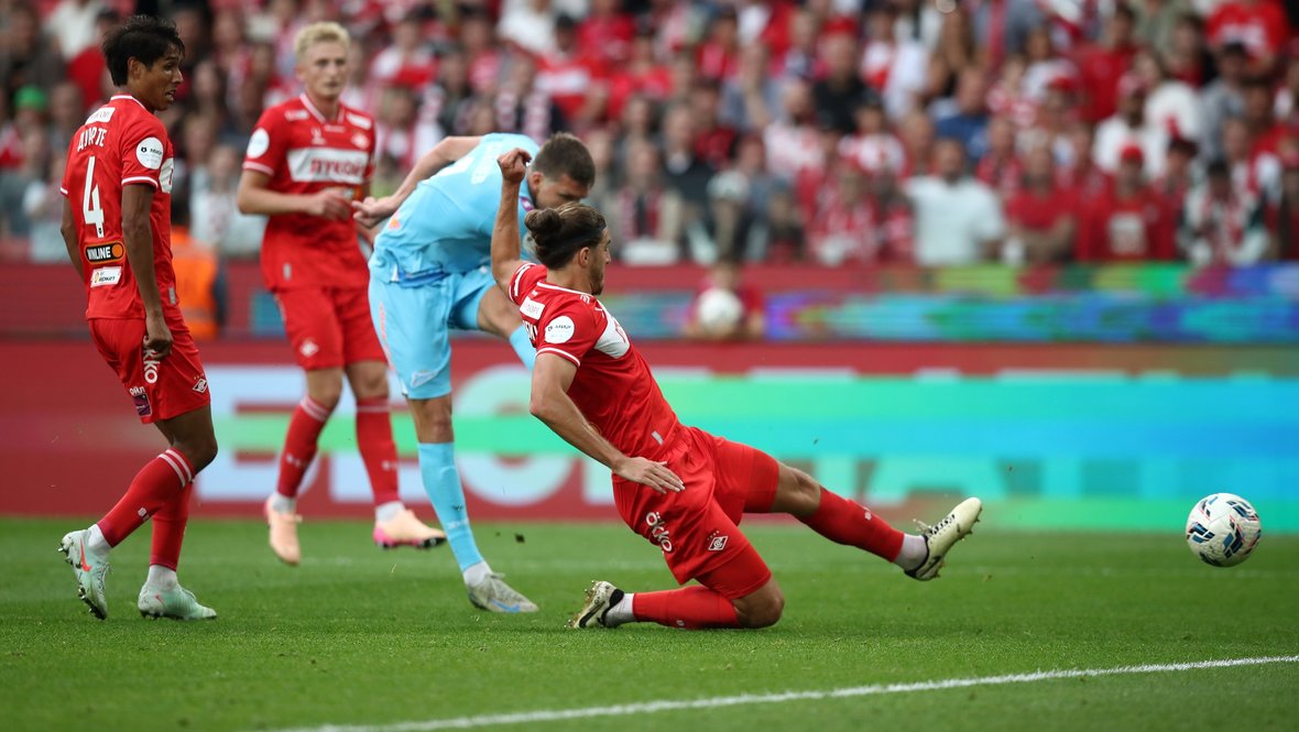 Александр Соболев забивает гол «Спартаку».