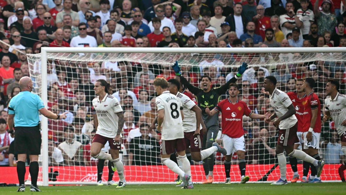 Риккардо Калафьори (слева) празднует гол в ворота «МЮ».