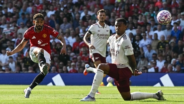 Нападающий «Манчестер Юнайтед» Матеус Кунья бьет по воротам «Арсенала».