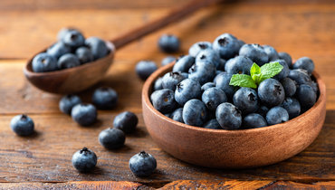 Голубика в тарелке на столе