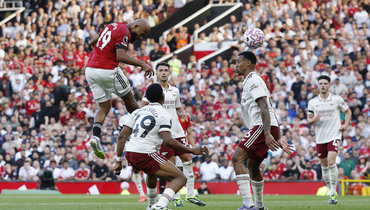 Удар Брайана Мбеумо по воротам в матче «Манчестер Юнайтед» — «Арсенал».