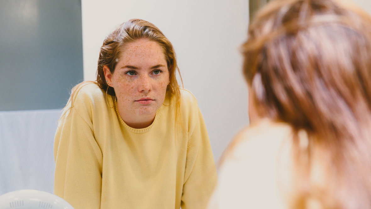 Девушка смотрится в зеркало