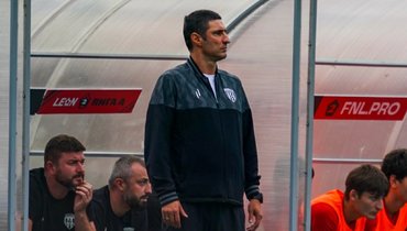 Гогниев взбесился во время матча с «Тюменью»: чуть не ударил судью и раскидал бутылки с водой