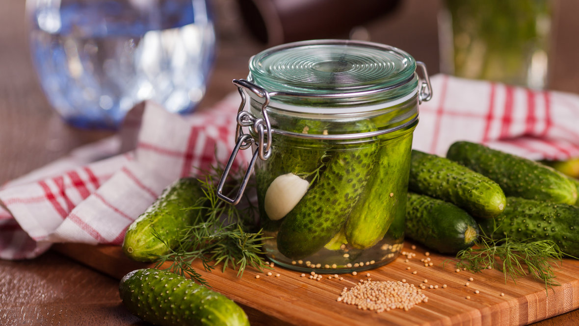 Огурцы в стеклянной банке