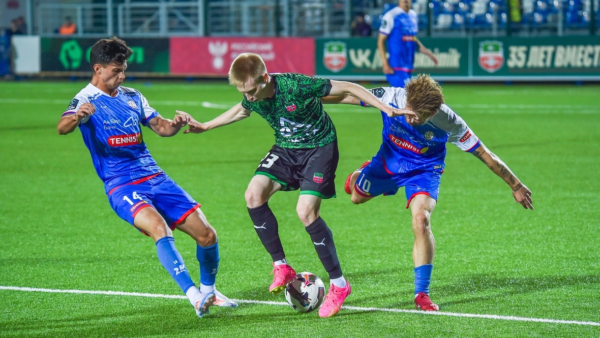 «КАМАЗ» обыграл «Нефтехимик» (3:1).