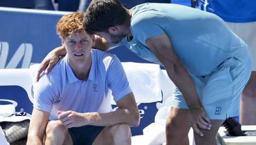 Алькарас обратился к Синнеру: «Я не хочу выигрывать трофеи таким образом. Мне очень жаль. Уверен, ты вернешься сильнее»