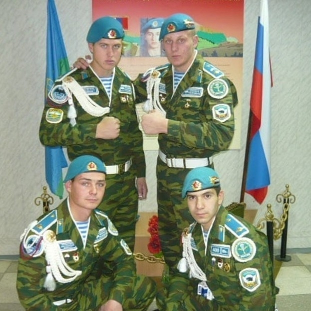 Сергей Павлович с сослуживцами по ВДВ.