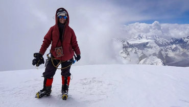 «Лежит одна в разорванной палатке». Российскую альпинистку неделю не могут эвакуировать с пика Победы