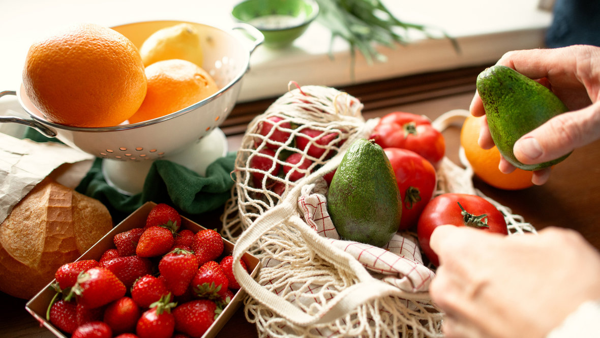 Овощи и фрукты на столе