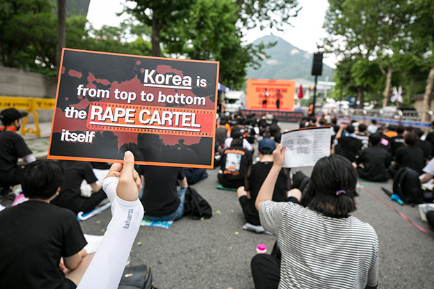 Митинги в Сеуле во время скандала с клубом «Палящее солнце».