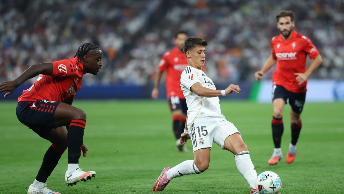 Полузащитник «Реала» Арда Гюлер (с мячом) в матче против «Осасуны».