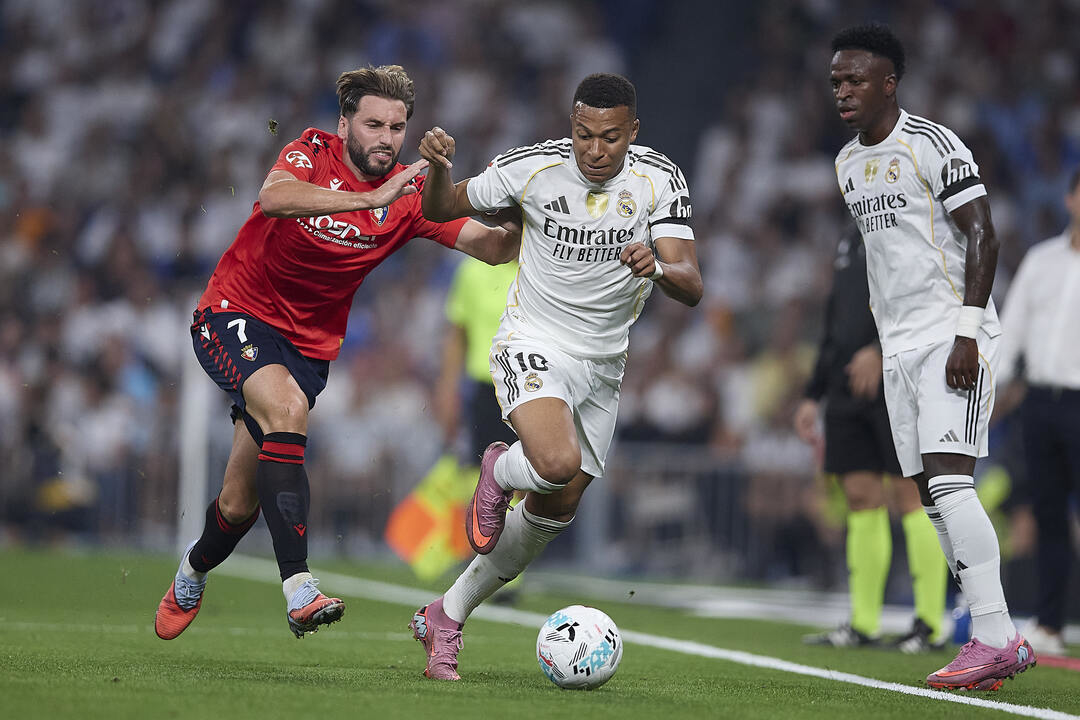 Форварды «Реала» Килиан Мбаппе и Винисиус против полузащитника «Осасуны» Хона Монкайолы.