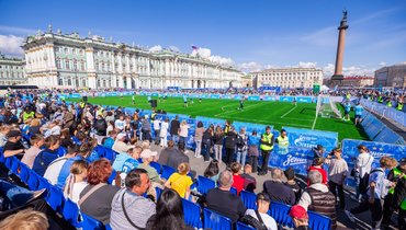 Больше 25 тысяч болельщиков в самом сердце Петербурга. «Зенит» провел открытую тренировку у Зимнего дворца