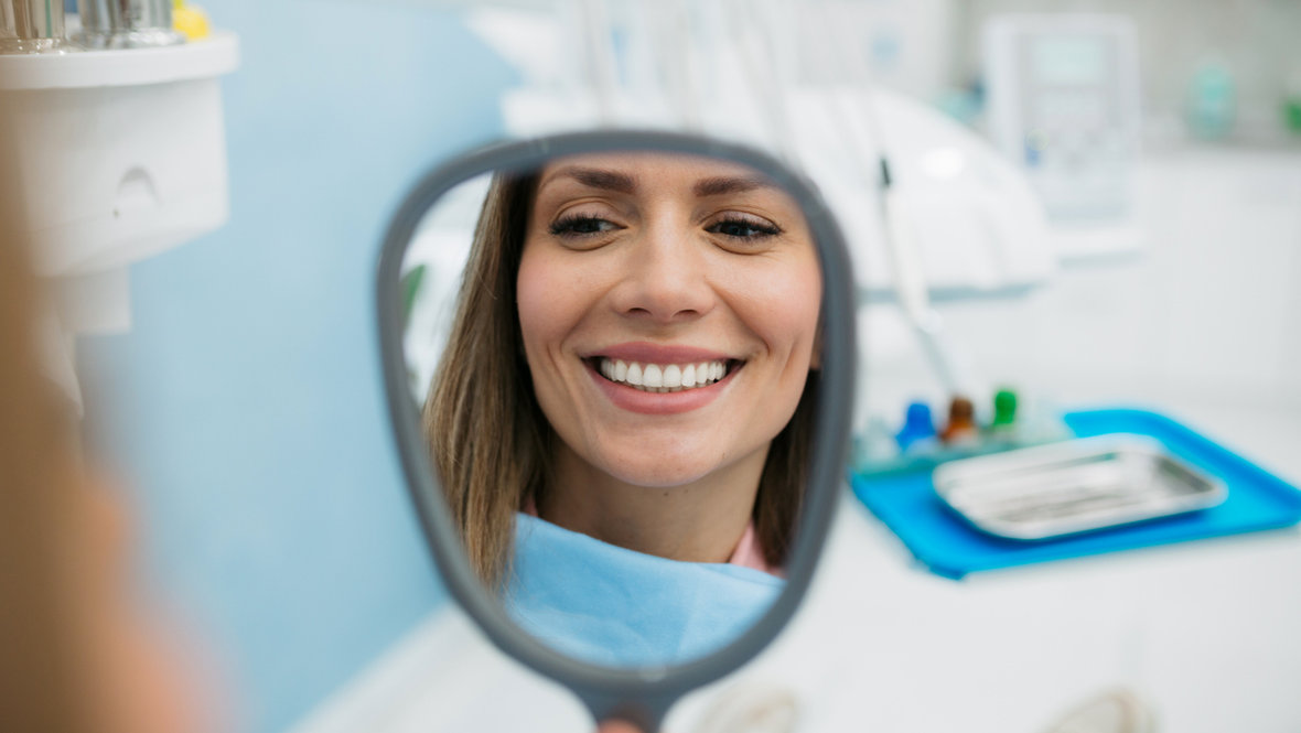 Девушка улыбается в зеркало