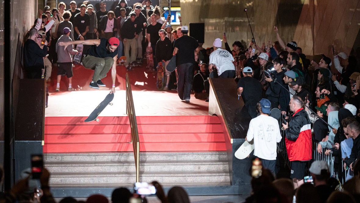 Ночные соревнования по скейтбордингу.