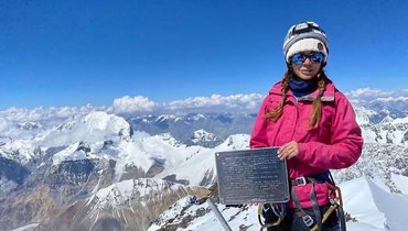 «Судьба еще неизвестна». Жива ли российская альпинистка, сломавшая ногу на пике Победы