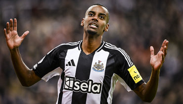 «Ливерпуль» навестит «Ньюкасл» в разгар саги по Исаку. Форвард продолжает забастовку, но «сороки» стоят на своем