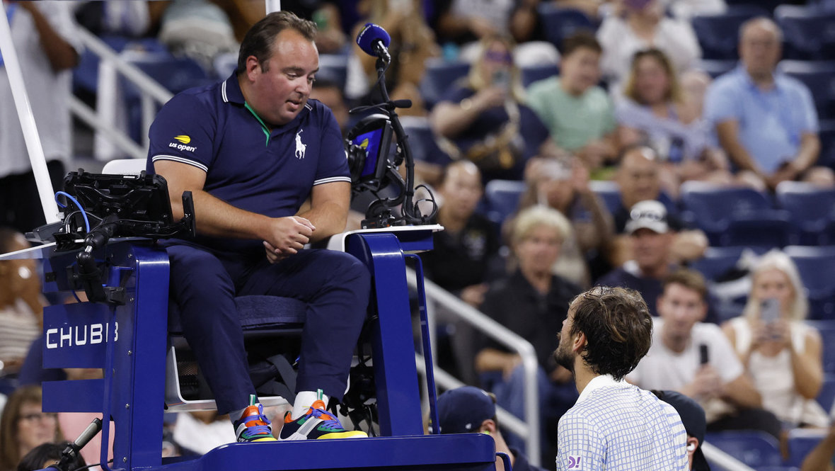 Даниил Медведев спорит с судьей.