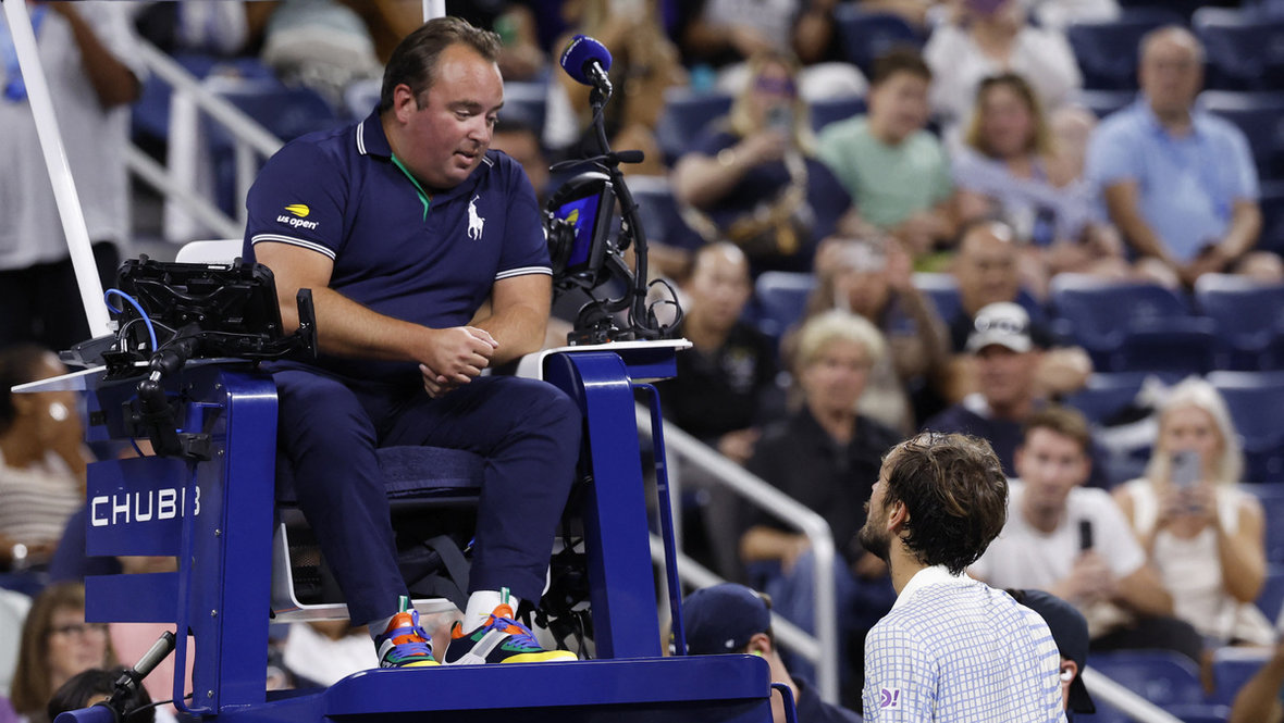 Даниил Медведев спорит с судьей.