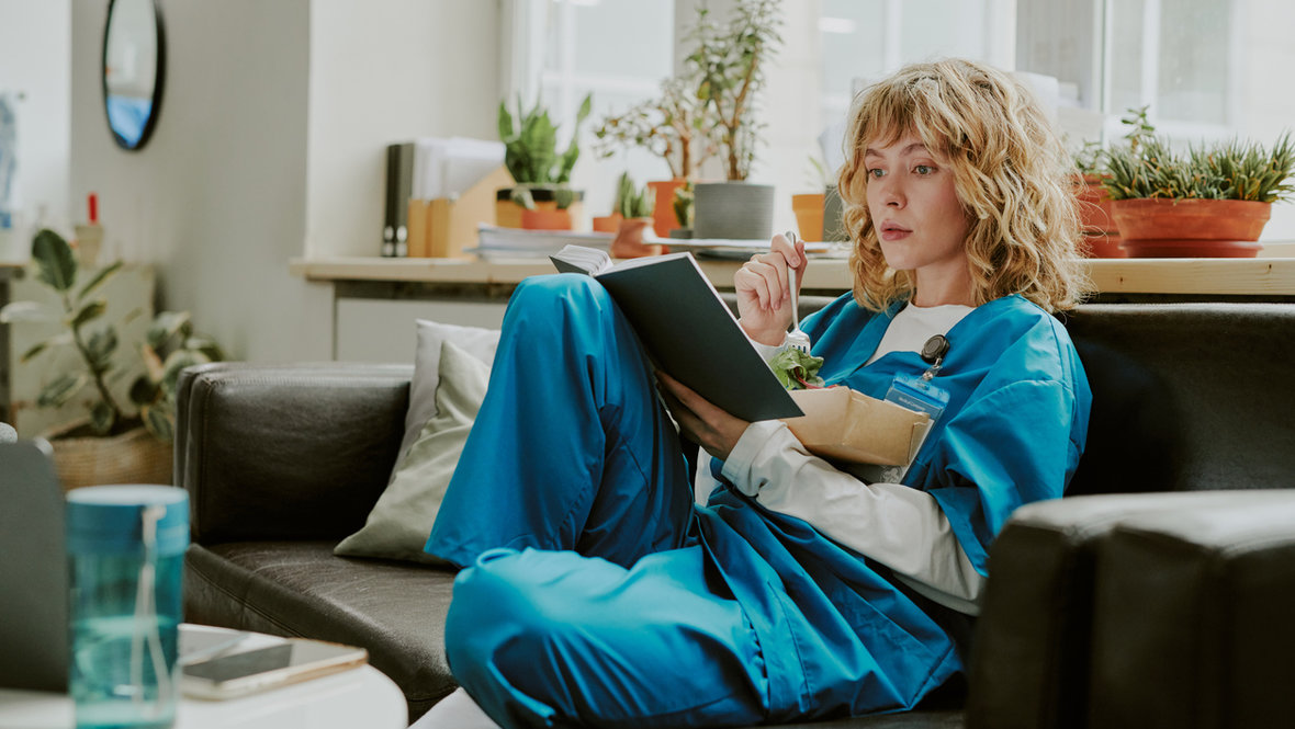 Девушка читает книгу